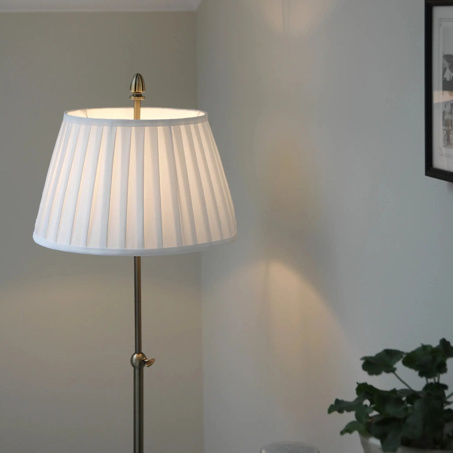 Markslöjd Oxford Golvlampa, Offwhite/Antik Mässing