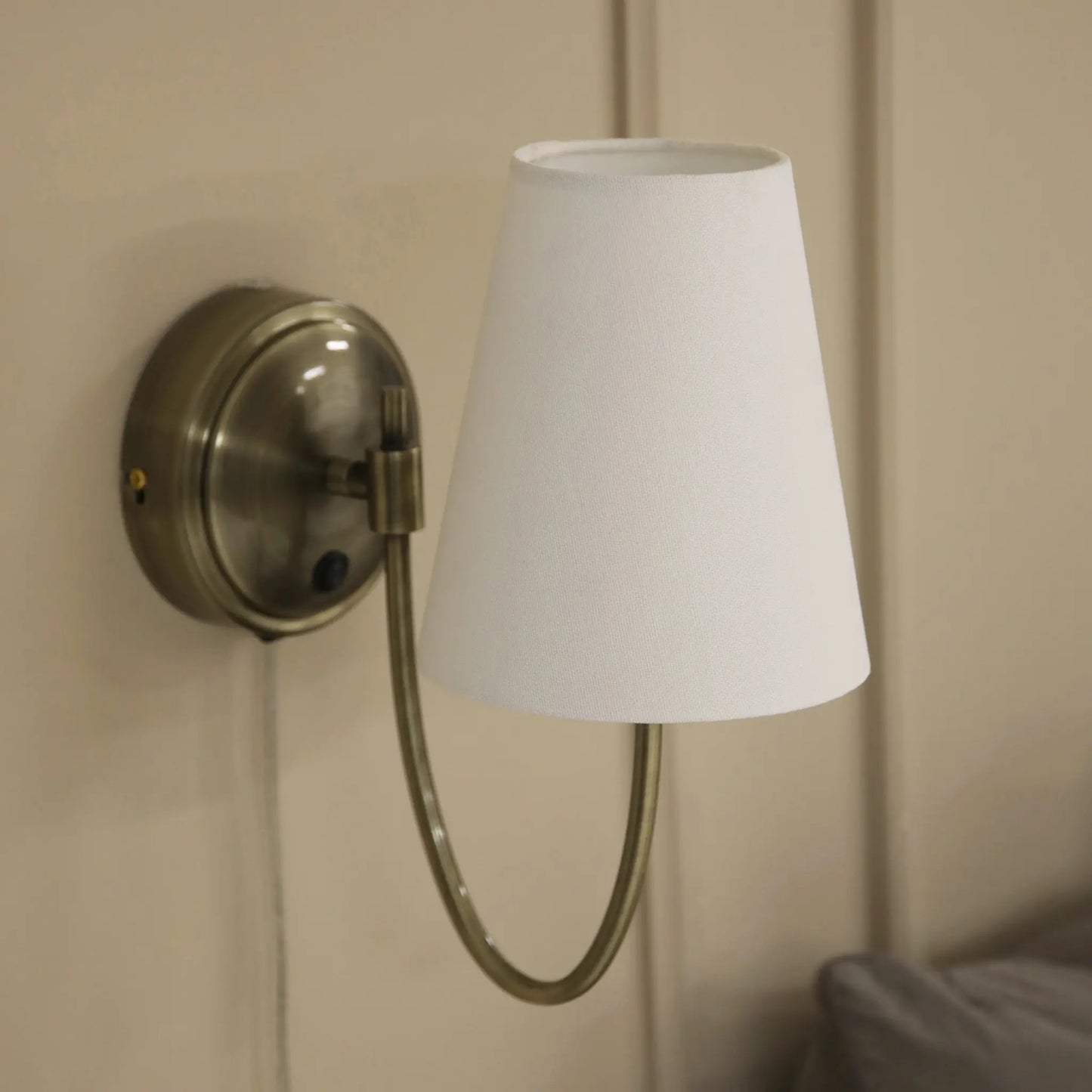 Markslöjd Amar Vägglampa, Offwhite/Antik Mässing