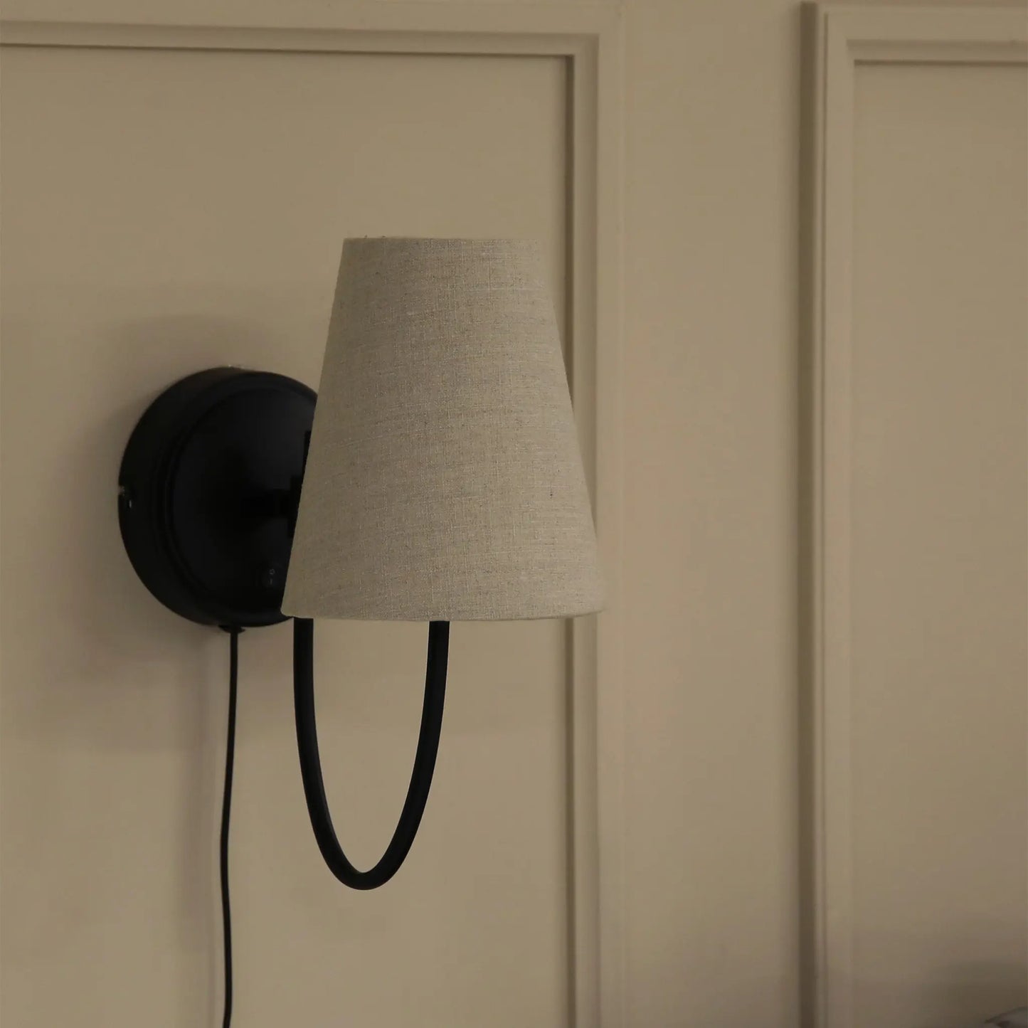 Markslöjd Amar Vägglampa, Beige/Svart