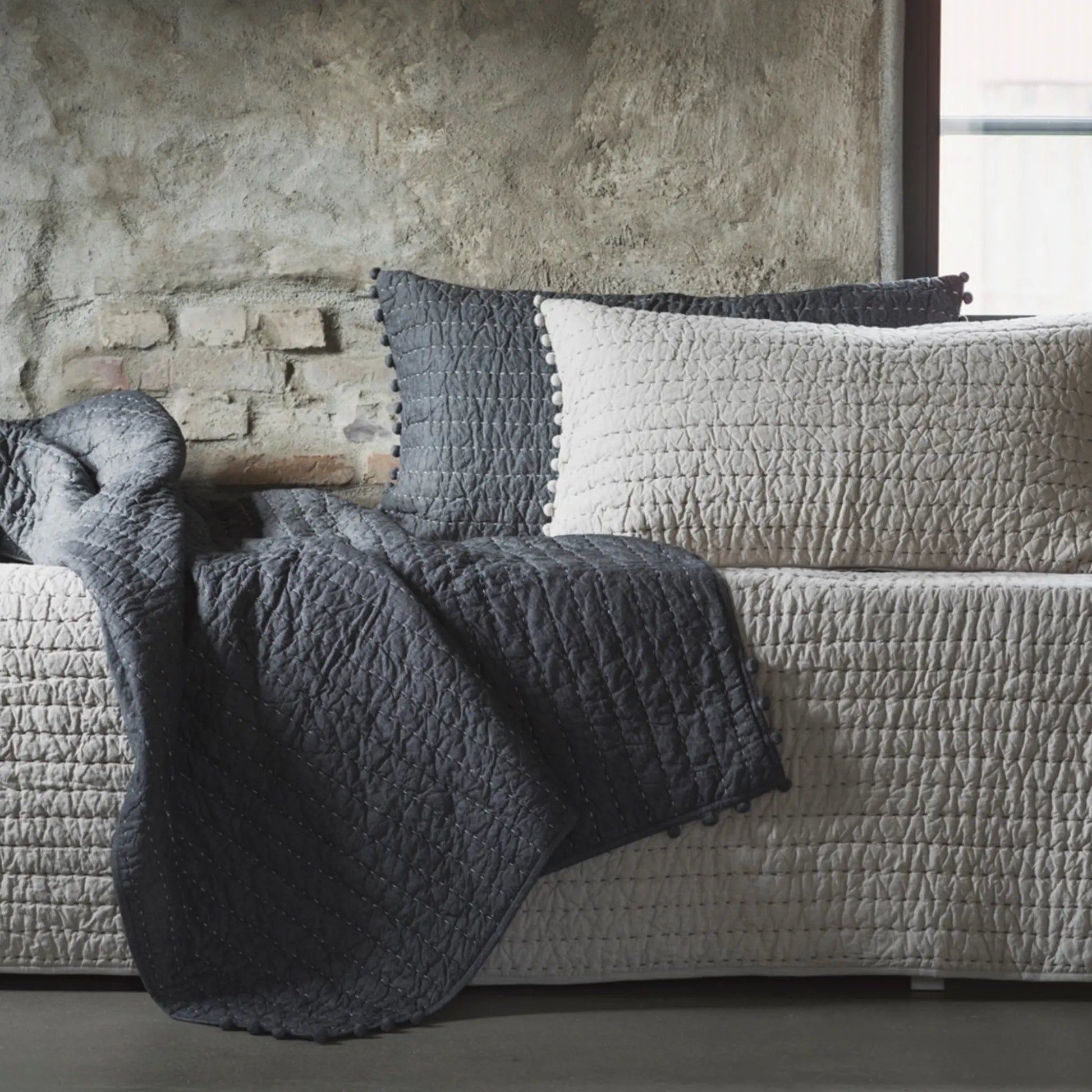 Mogihome, Mika Kuddfodral, Grå-Silvra Home