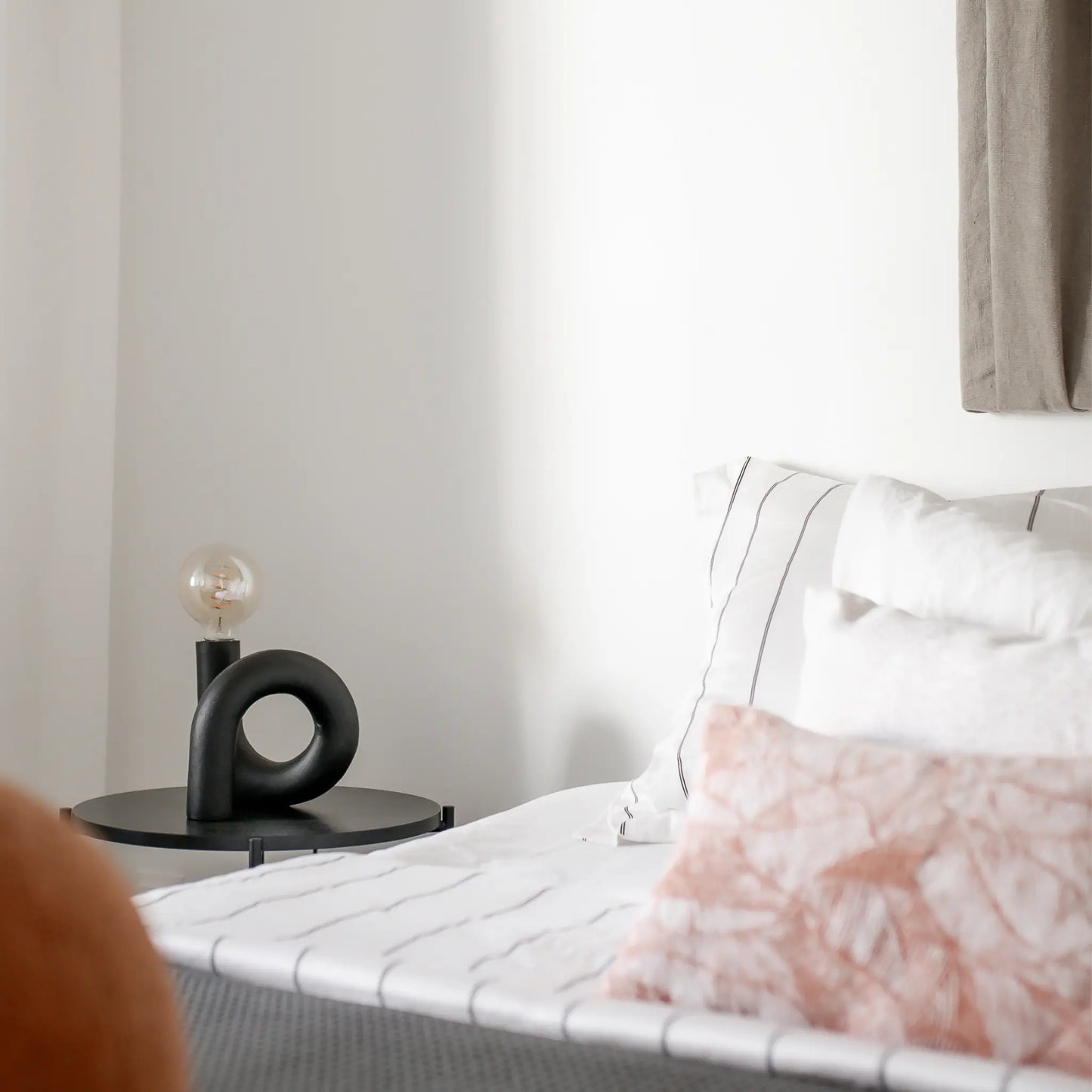 PR Home Notice Swirl Lampfot 18cm, Råsvart