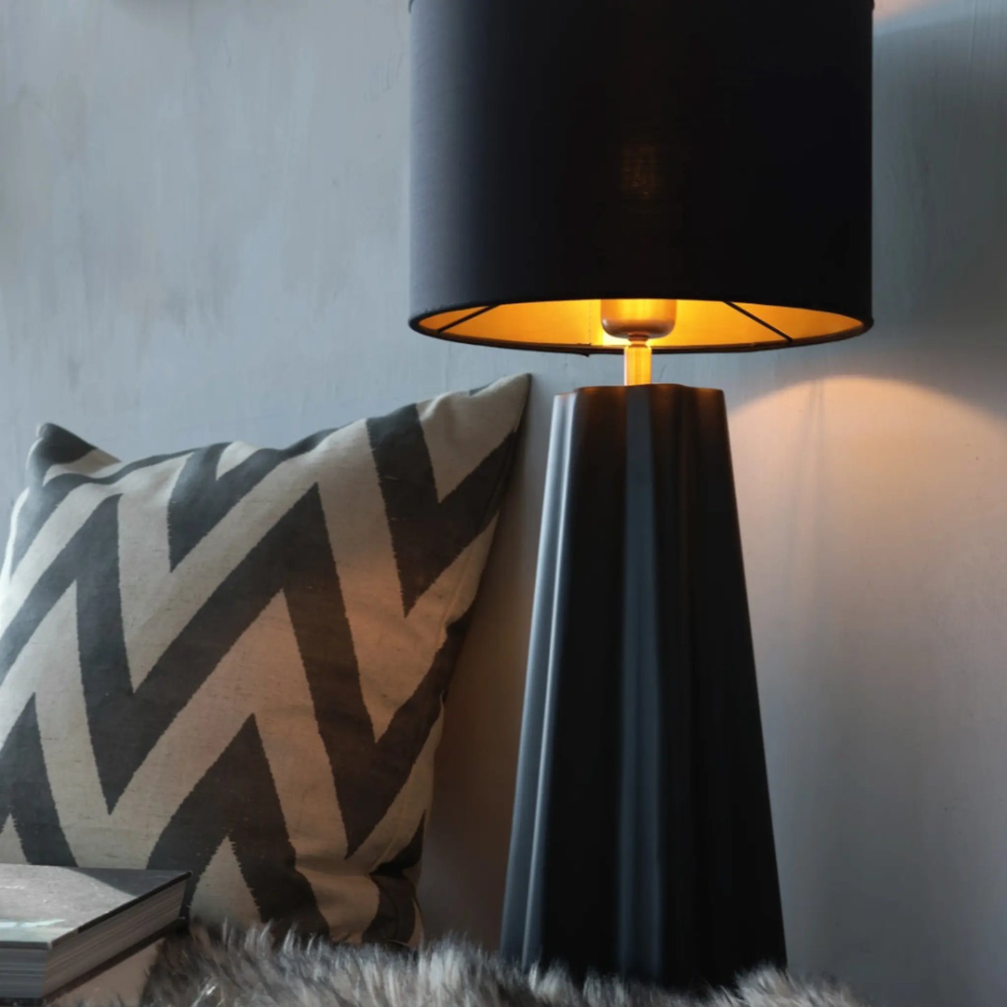 PR Home Aira Lampfot 44cm, Svart/mässing