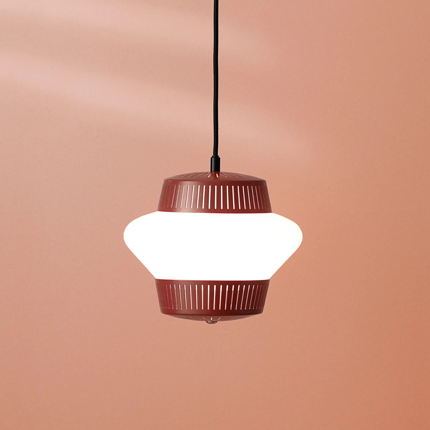 Warm Nordic Opal Arch Taklampa, Red Grape