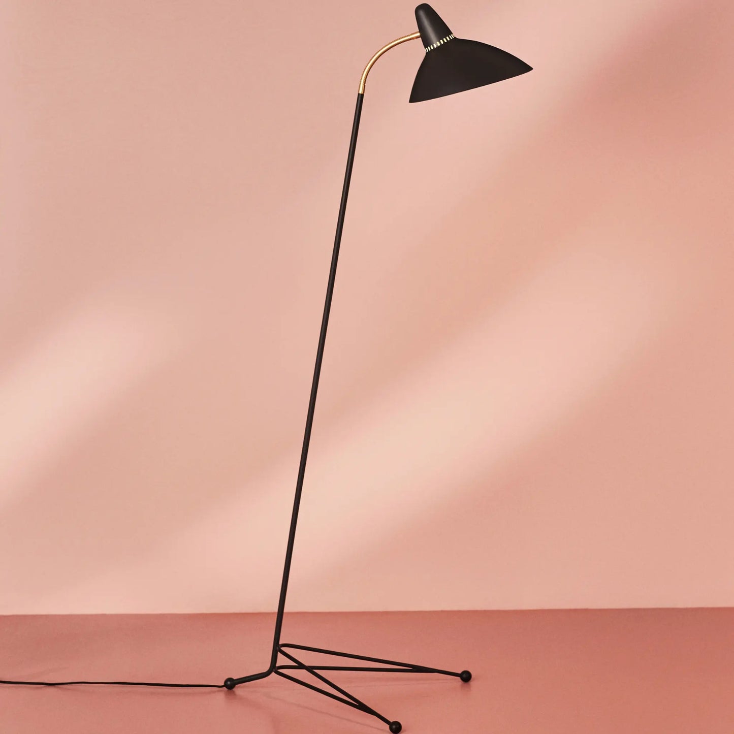 Warm Nordic Lightsome Golvlampa, Black Noir